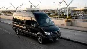 Taxi from Santa Monica to LAX: Fares, Tips & Pickup